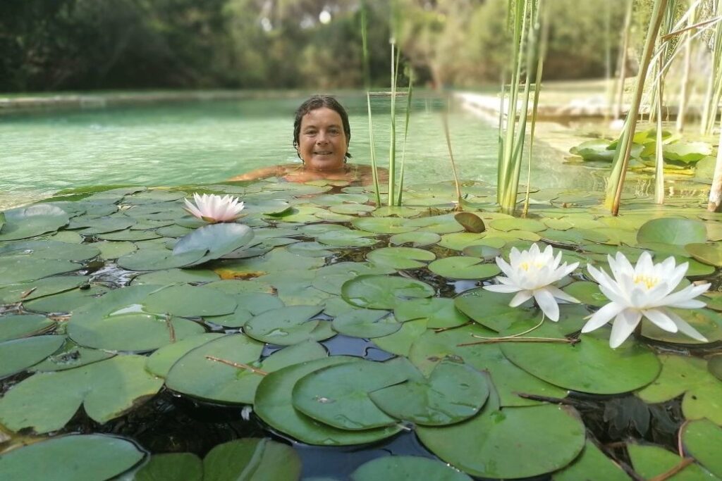 Vera Luciani bagno tra le ninfee