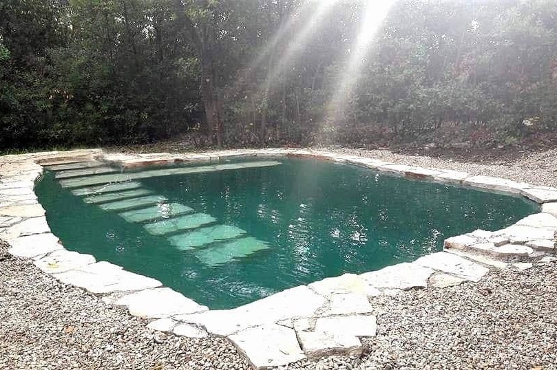 piscina depurata al sale con scala