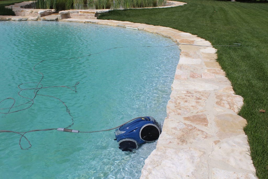 Pool maintenance robot