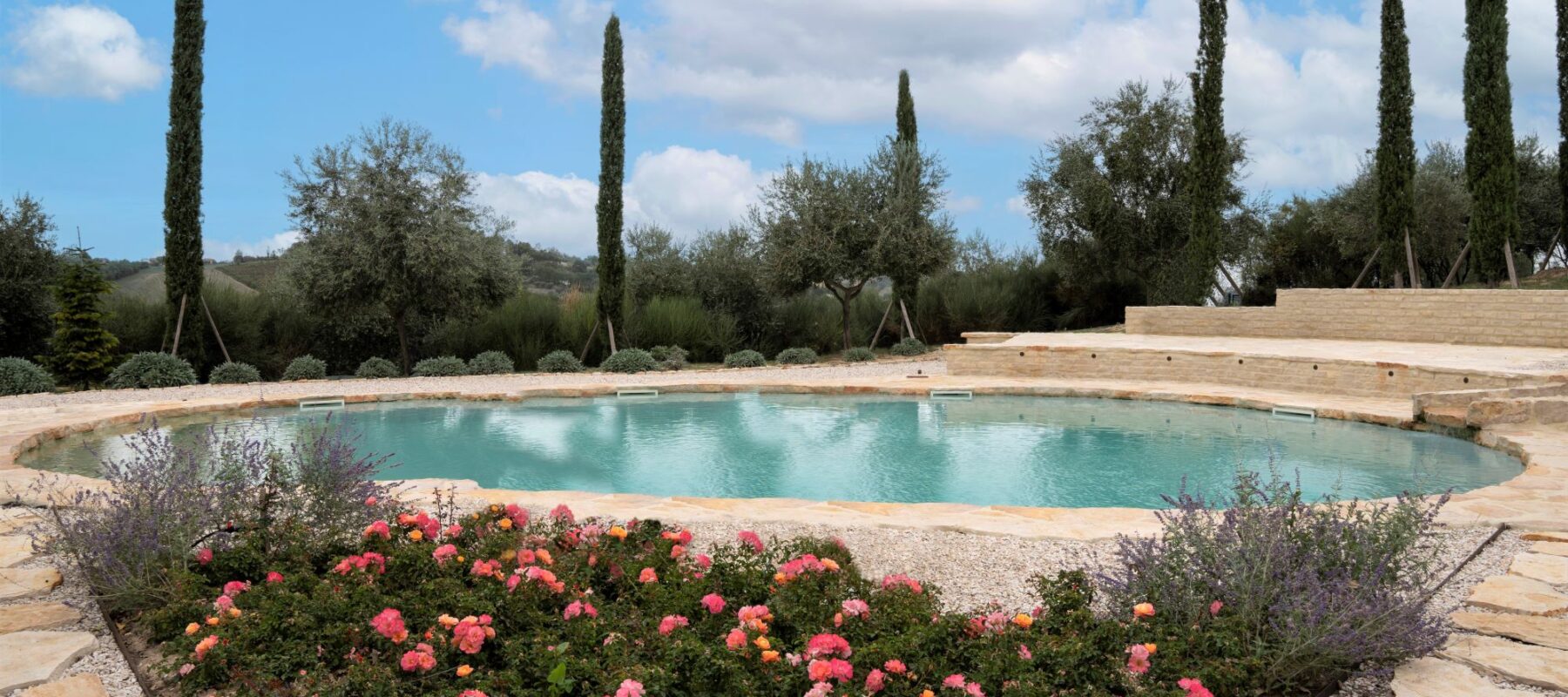 Biopiscina con aiuola rose